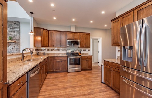 McHenry House | Wanderlust: Lake Area, Ski Area, Dogs Welcome, Hot Tub, Fire Pit, Fireplace!