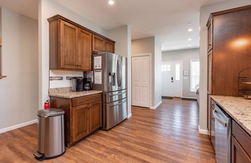 McHenry House | Wanderlust: Lake Area, Ski Area, Dogs Welcome, Hot Tub, Fire Pit, Fireplace!