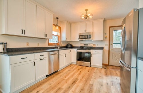 Amery House | Wapo Cottage, your home on the Lake!