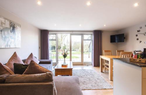 Cutnall Green House | Warbler Lodge