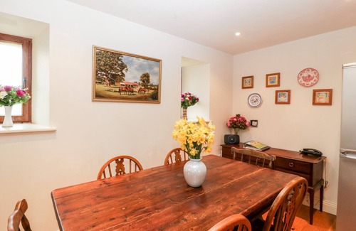 Puncknowle Cottage | WAREHAMS BARN, family friendly, with a garden in Burton Bradstock