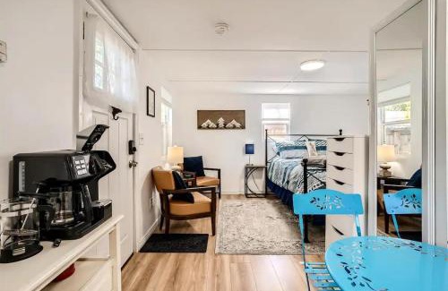 Mountain View House | Warm and Cool 1BR house W Denver
