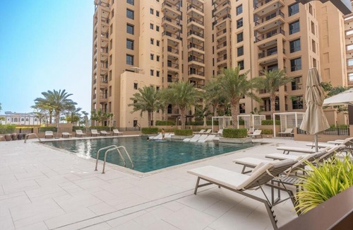 Umm Suqeim 3 Apartment | Warm and Earthy 1-Bedroom Apartment Perfect for Family in Madinat Jumeirah Living!
