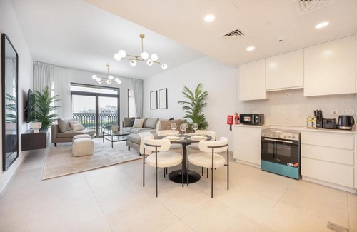 Umm Suqeim 3 Apartment | Warm and Earthy 1-Bedroom Apartment Perfect for Family in Madinat Jumeirah Living!
