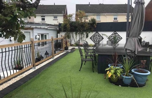 Merthyr Tydfil House | Warm and Inviting home in Fairview - With Outdoor Hot tube