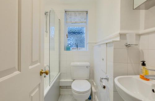 Munster Apartment | Warm and Inviting 2BD Flat Fulham