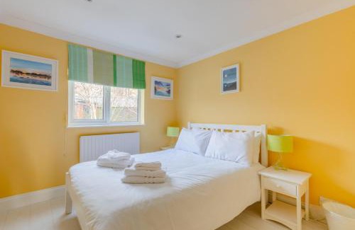 Munster Apartment | Warm and Inviting 2BD Flat Fulham