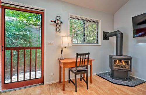 Siskiyou-Hargadine Historic District House | Warm and Inviting Ashland Cottage Less Than Half-Mile to SOU