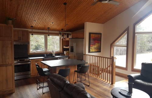 Barrie Ski Chalet | Warm, comfortable rustic luxury chalet near lake, park, forest trails and skiing
