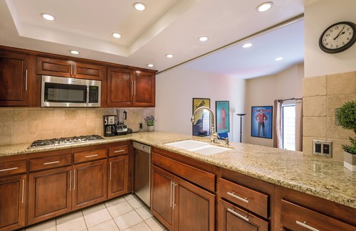 Studio City House | Warm, comfortable townhouse close to Hollywood & Universal