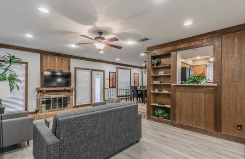 Meadowbrook House | Warm Comfy 3BR Home in Ft. Worth~ideal for families