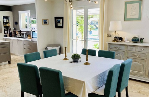 Venelles Villa | Warm, contemporary villa in the heart of nature