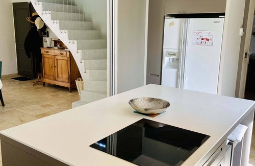Venelles Villa | Warm, contemporary villa in the heart of nature