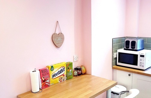 Glasgow Apartment | Warm Cosy Family Home With Free Parking