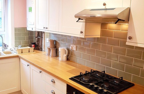 Glasgow Apartment | Warm Cosy Family Home With Free Parking