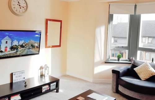 Glasgow Apartment | Warm Cosy Family Home With Free Parking