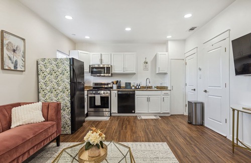 Dallas House | Warm & Cozy 2BR/1BA, 5 minutes to White Rock Lake!