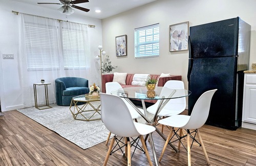 Dallas House | Warm & Cozy 2BR/1BA, 5 minutes to White Rock Lake!