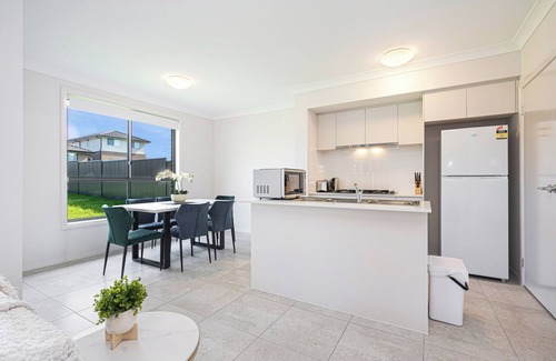 Leppington House | Warm &Cozy 5Br house near train station