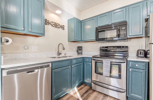 West End Apartment | Warm & Cozy! | Off-street Parking