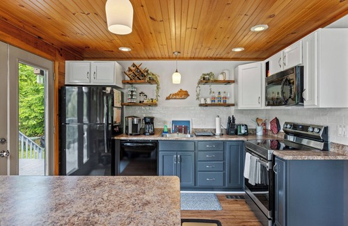 Stanton Cabin | Warm & Cozy Red River Gorge A-Frame with Hot Tub and EV charger