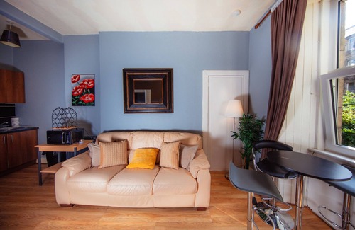 Gifford Apartment | Warm, cozy & relaxed apartment by Holyrood Palace