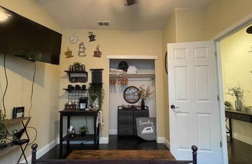 Regency Park House | Warm & Elegant Home - Perfect Location Downtown/SMF