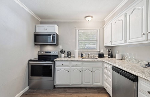 Dallas House | Warm & inviting 3-bedroom house in marvelous Dallas with WiFi, AC