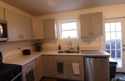 Primrose Cottage | Warm Red River Cabin w/WorkSpace & EV Charger
