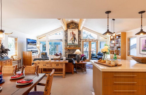 Warm Springs House | Warm Springs Ski Way Home | Pool, Pickleball, and More!