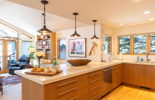 Warm Springs House | Warm Springs Ski Way Home | Pool, Pickleball, and More!