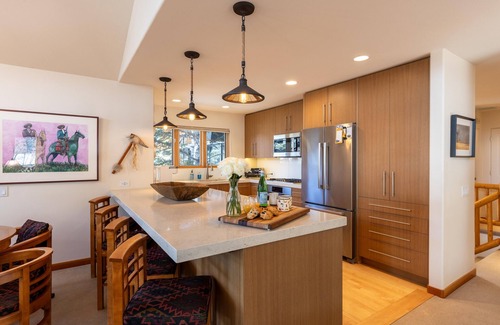 Warm Springs House | Warm Springs Ski Way Home | Pool, Pickleball, and More!