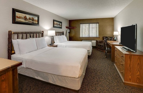 Johnston Hotel | Warm Stay Near Iowa State Fairgrounds! Free Parking & Breakfast | 2 Units