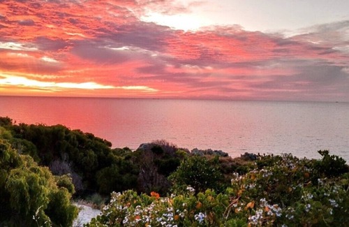 Warnbro House | Warnbro Sound - Charming 1960's Style Beach House 500mtr From Stunning 7.5 Beach