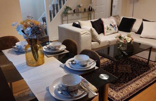 Warrington House | Warrington - House - Sleeps 10 - Parking - Garden
