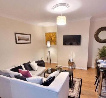 Warrington House | Warrington - House - Sleeps 10 - Parking - Garden