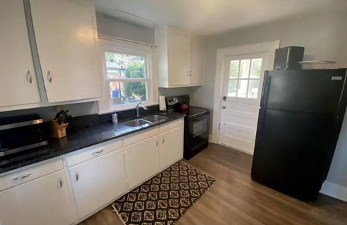 Hickory House | Washer, Dryer, Desk, Smart TV, Blackout Shades, Fully Stocked Kitchen Cookware