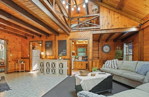 Tylersville Cabin | Wasson Woods Retreat w/Fire Pit & HOT TUB
