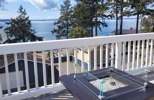 Camano Island Cottage | Watch whales, boats and amazing sunsets - from the deck or front windows in AC!