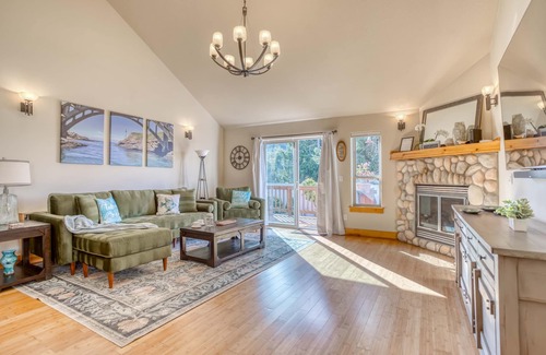 Depoe Bay House | Watch Whales, Walk to Depoe Bay from this Two-Story Home with King Suite