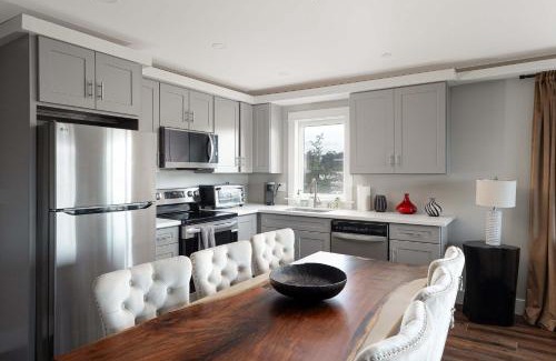 Middletown House | Water and Downtown Views 5 Min to Zoo & Airport