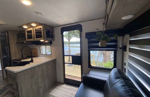 Girvin House | Water Front * Deep Water Dock * Fishing * Spectacular Views * RV Experience