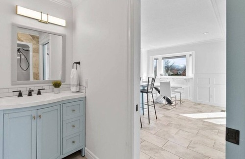 South Central House | Water front, fully furnished, modern suite, central location, wifi,tv,AC,parking