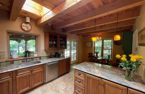 Tesuque House | Water in the Desert!/Plaza-7min/National Forest-4min/3BR/Pets/Unique & Magical!