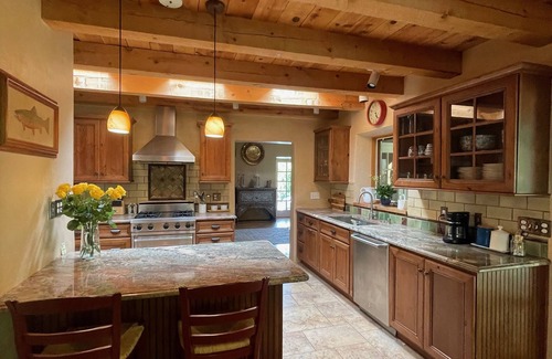 Tesuque House | Water in the Desert!/Plaza-7min/National Forest-4min/3BR/Pets/Unique & Magical!