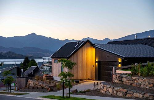 Wanaka House | Water Lily Lake and Mountain Views