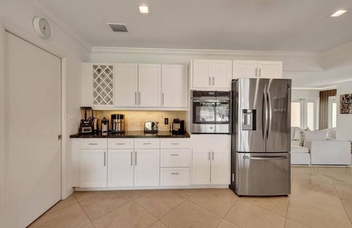 Bel Air House | Water's Edge-Luxury house - 5 bedrooms - walk to beach - Heated pool - Boat Dock