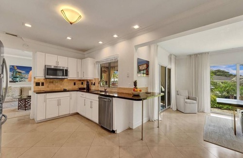 Bel Air House | Water's Edge-Luxury house - 5 bedrooms - walk to beach - Heated pool - Boat Dock