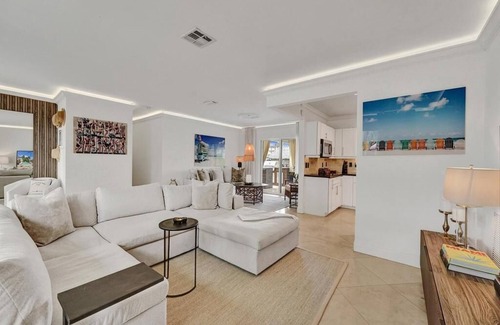 Bel Air House | Water's Edge-Luxury house - 5 bedrooms - walk to beach - Heated pool - Boat Dock