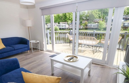 Bont Newydd Cabin | WATER'S EDGE, 44 GLAN GWNA, pet friendly, with a garden in Caernarfon